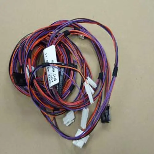 Buntes Kabelbündel mit mehreren Leitungen und Steckverbindern, möglicherweise für elektronische Anwendungen. Markenidentifikation "Remeha" ist auf einem der Aufkleber sichtbar.